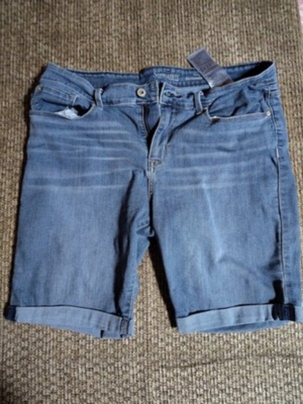 Signature Levi Strauss Modern Bermuda 9" Cuffed Shorts, Sz 14 Mid Wash Stretch - Picture 1 of 9